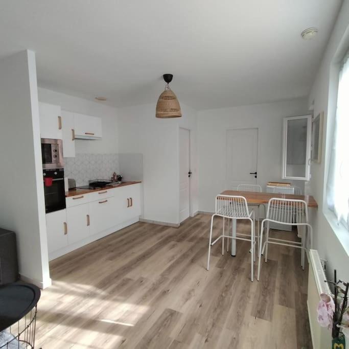 Apartment Spacieux Dans Avec Parking Prive