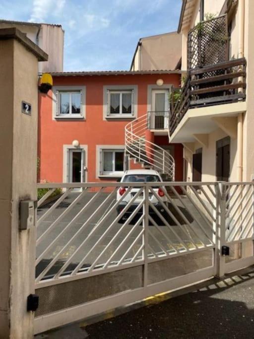 Apartment Spacieux Dans Avec Parking Prive *